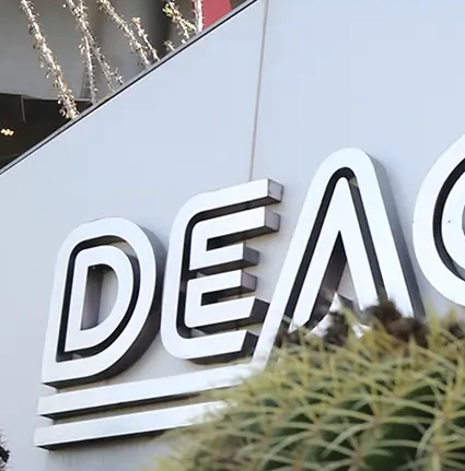 Logo de DEACERO® en sus cuarteles generales