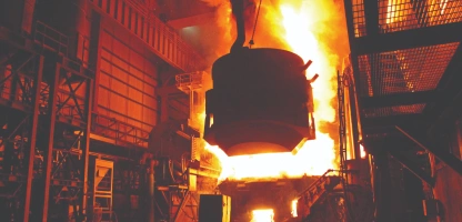Maquina fundiendo acero