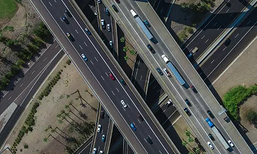 Avenida con edificios al lado