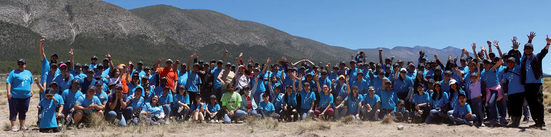 Personas con camisas de Fundacion Deacero