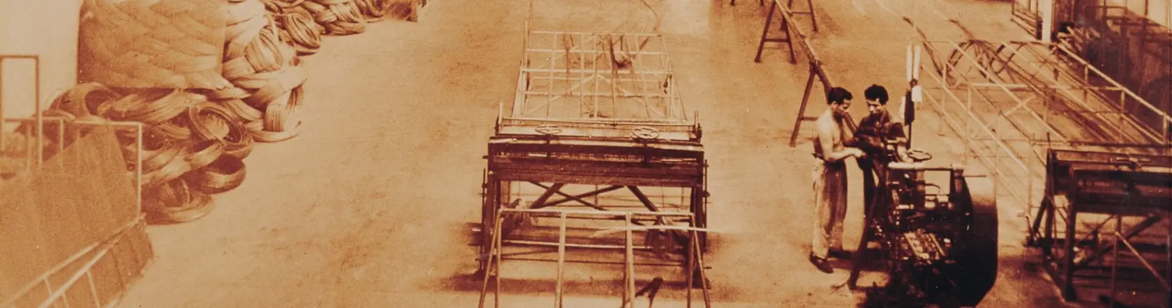 Foto antigua de trabajadores en la fabrica