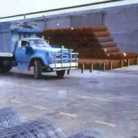 Camion afuera de fabrica