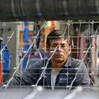 Persona detras de malla de acero