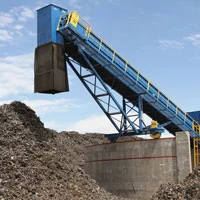 Maquina tirando desechos