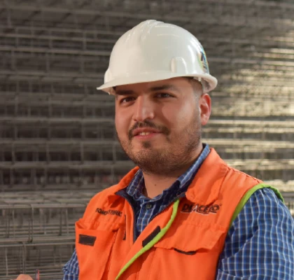 Trabajador con acero al fondo