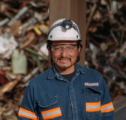 Trabajador con desechos al fondo