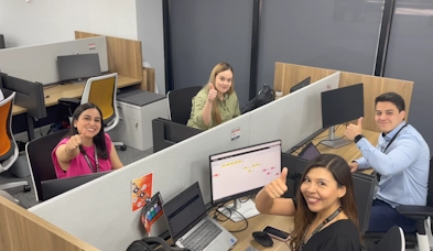 Trabajador con rollos de acero