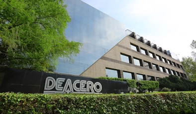 Logo Deacero detras de cactus