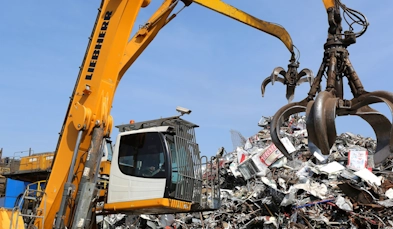 Maquina excavando basura