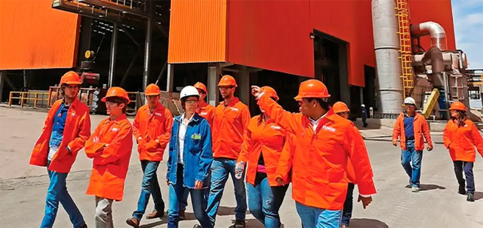 Trabajdores en la fabrica de Deacero