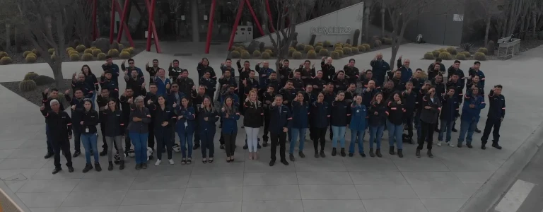 Personas agarrandose la mano