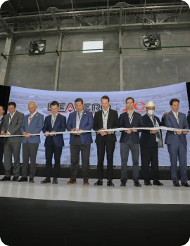 Persona con grafico en la mano