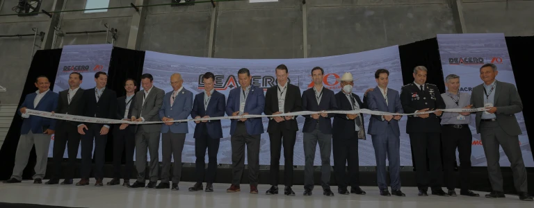 Persona con grafico en la mano