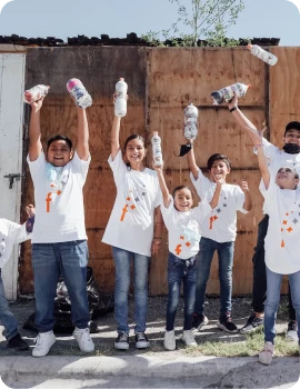 Personas con manos una encima de la otra