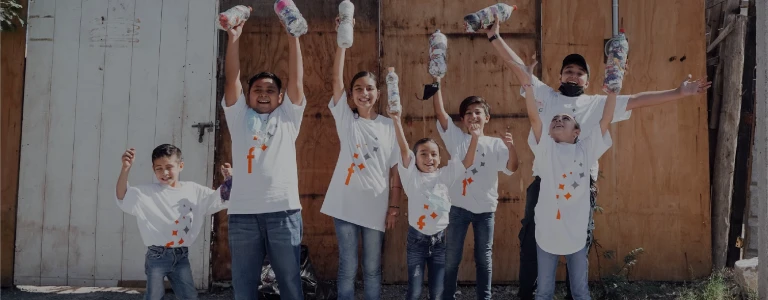 Personas con manos una encima de la otra