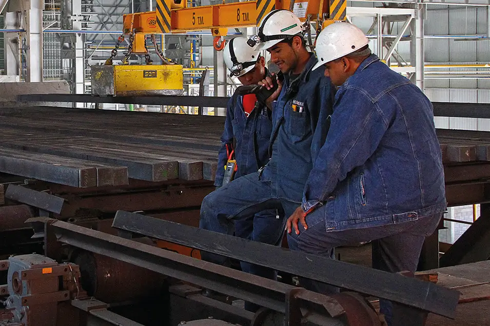 Trabajadores con acero