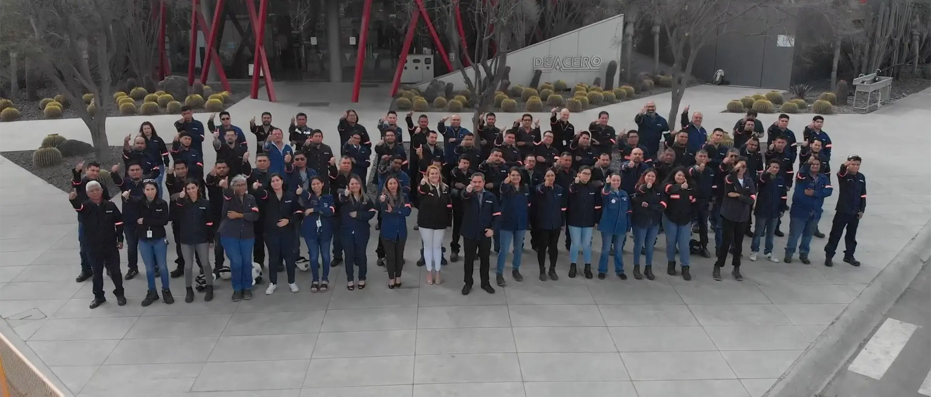 Grupo de personas afuera de corporativo de Deacero