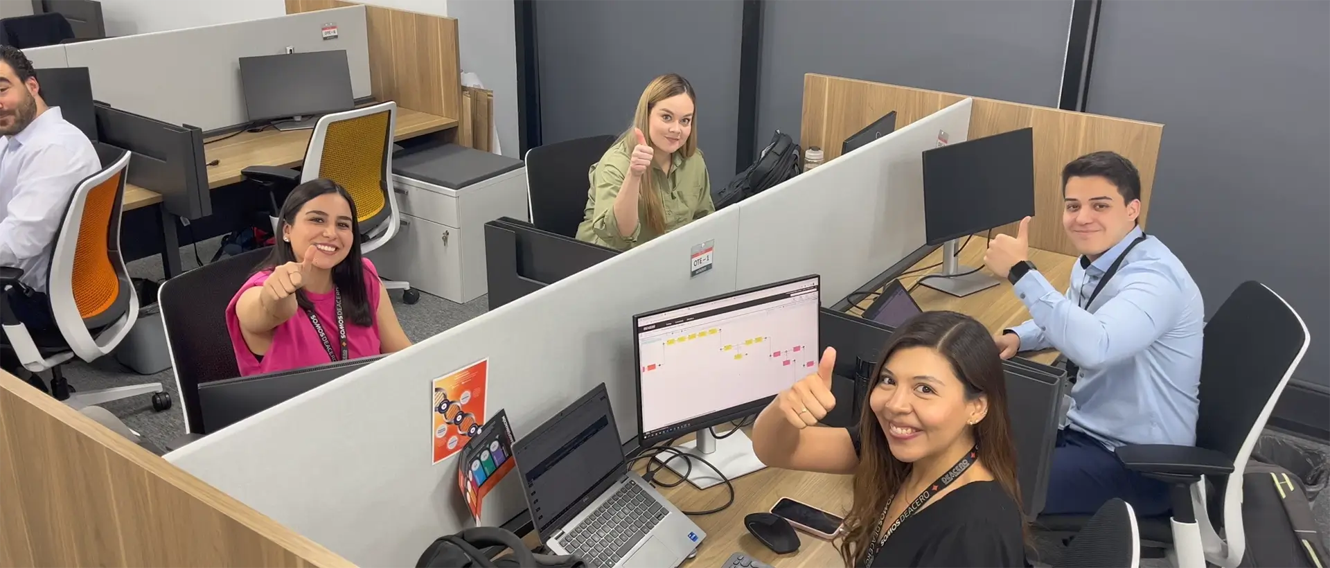 Cuatro personas trabajando en escritorios