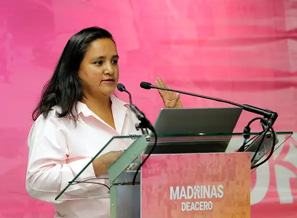 Mujer en un podio dando un discurso