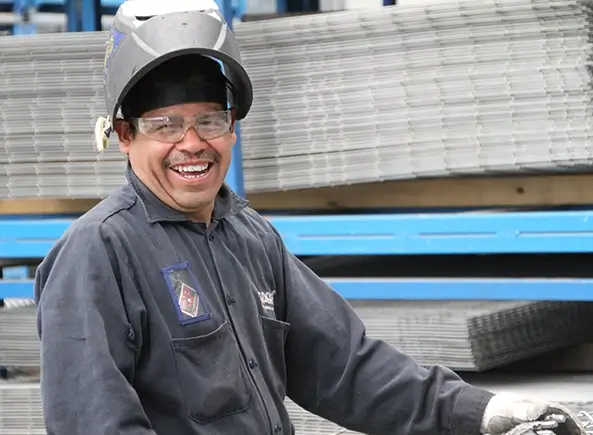 Trabajador con acero de fondo