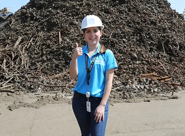 Trabajadora con piedras atras