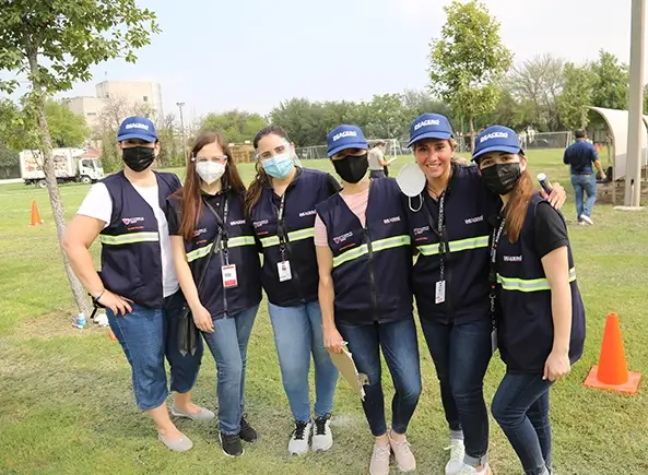 Trabajadores cuidando en parque