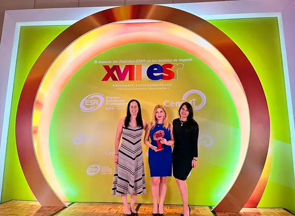 Tres mujeres con un premio