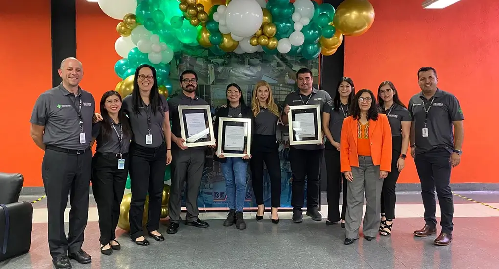 Grupo de personas con tres reconocimientos