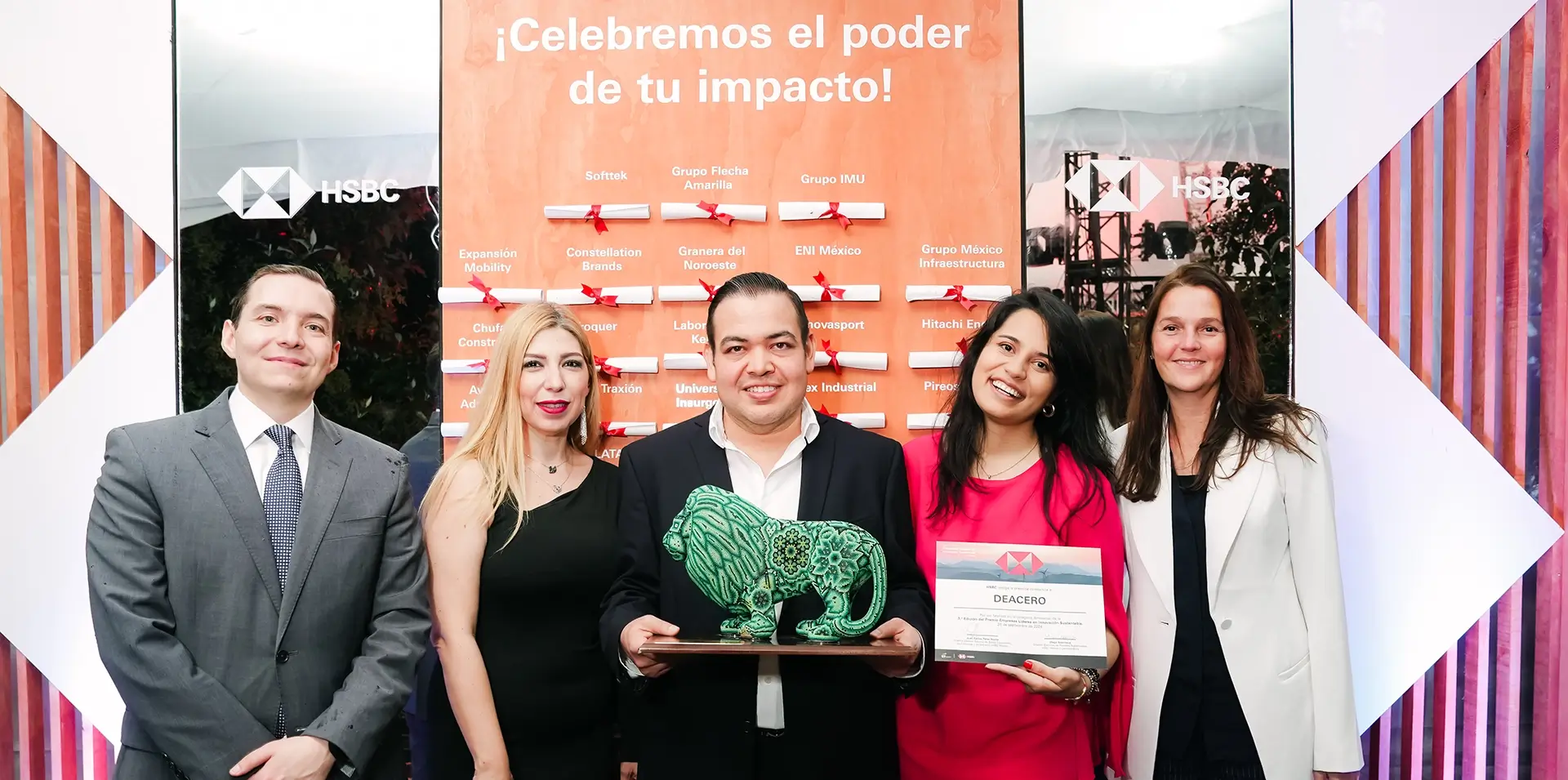 Cinco personas con un premio en forma de leon