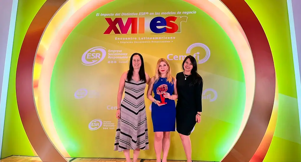 Logo Deacero detrás de cactus