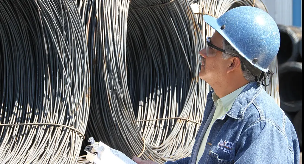 Trabajador viendo rollos de acero