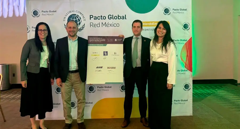 Cuatro personas con un reconocimiento