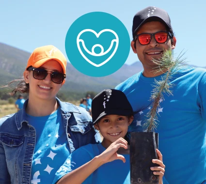 Tres personas plantando un arbol