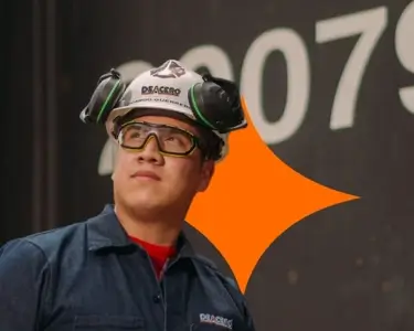 Trabajador mira hacia arriba