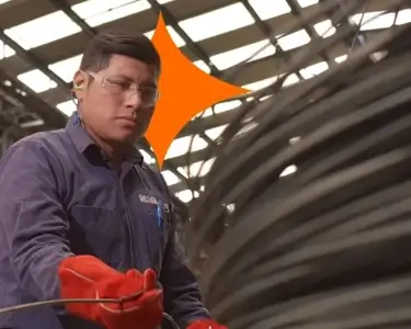 Trabajador manejando acero