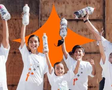 Ninos con botellas llenas de basura