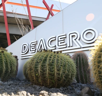 Logo Deacero detrás de cactus